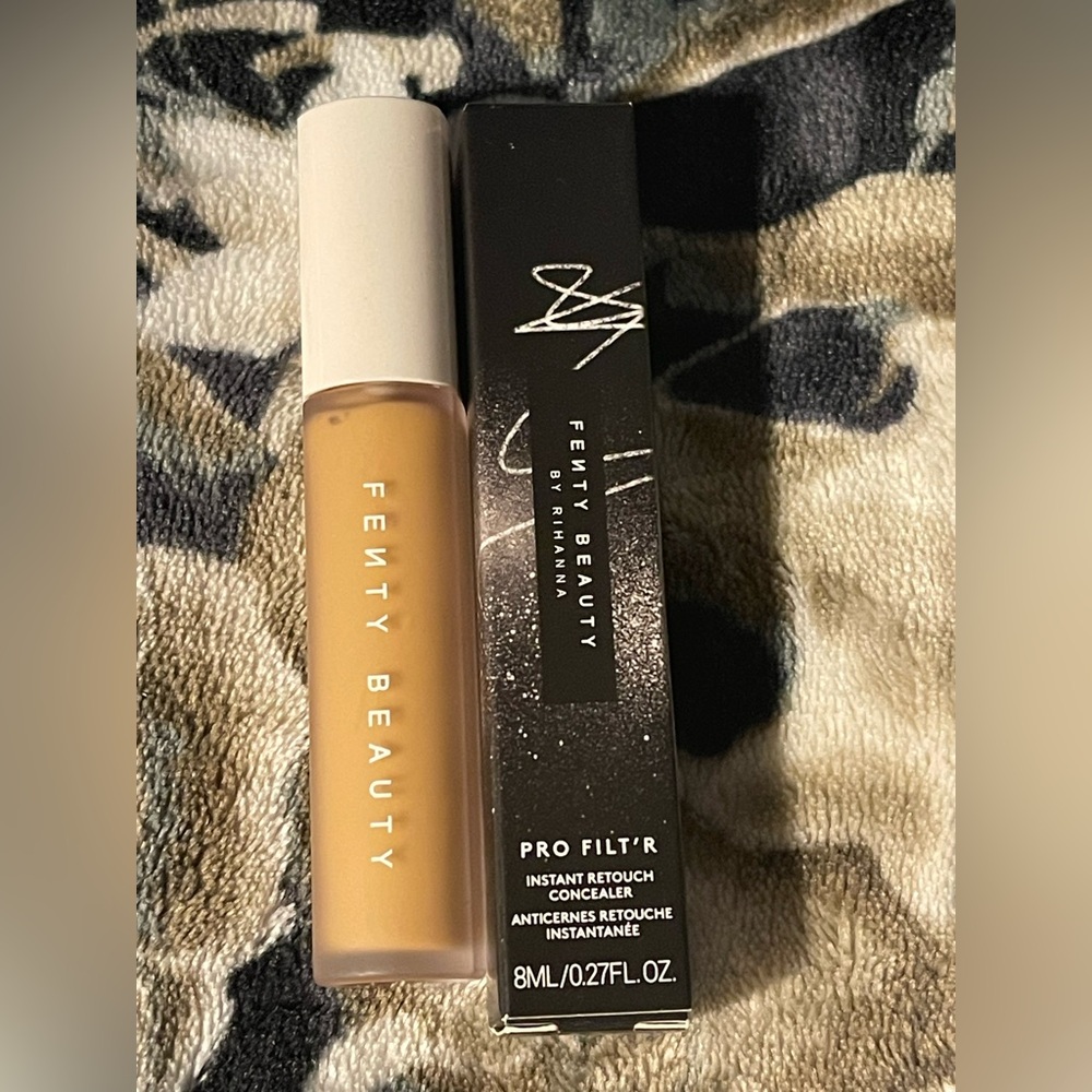 Fenty 330 Pro Filt'r Instant Retouch Concealer - Picture 5 of 5
